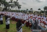 Sejumlah siswa Sekolah Dasar Negeri (SDN) se-Kota Tasikmalaya memainkan angklung dalam rangka memeriahkan hari angklung sedunia (Angklung Day) yang ke-9 di Balekota Tasikmalaya, Jawa Barat, Senin (9/12/2019). Memainkan angklung massal yang diikuti 2019 siswa bertujuan agar generasi penerus tidak melupakan kesenian musik tradisional dan diharapkan bisa mempertahankan serta mengembangkan kesenian angklung dari upaya pelestarian kearifan lokal. ANTARA JABAR/Adeng Bustomi/agr