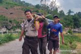 Babinkamtibmas Polsek Tombolopao Gowa evakuasi korban tenggelam