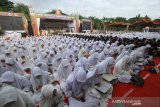 Ribuan pelajar mengikuti khatam Alquran di Kabupaten Tabalong, Kalimantan Selatan, Senin (9/12/2019). Sebanyak 1.620 pelajar mengikuti Khatam Alquran dalam rangka hari jadi ke -54 Kabupaten Tabalong provinsi Kalsel. Foto Antaranews Kalsel/Bayu Pratama S.