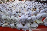 Ribuan pelajar mengikuti khatam Alquran di Kabupaten Tabalong, Kalimantan Selatan, Senin (9/12/2019). Sebanyak 1.620 pelajar mengikuti Khatam Alquran dalam rangka hari jadi ke -54 Kabupaten Tabalong provinsi Kalsel. Foto Antaranews Kalsel/Bayu Pratama S.