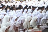 Ribuan pelajar mengikuti khatam Alquran di Kabupaten Tabalong, Kalimantan Selatan, Senin (9/12/2019). Sebanyak 1.620 pelajar mengikuti Khatam Alquran dalam rangka hari jadi ke -54 Kabupaten Tabalong provinsi Kalsel. Foto Antaranews Kalsel/Bayu Pratama S.