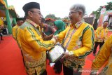 Bupati Kabupaten Tabalong Anang Syakhfiani (kiri) memberikan penghargaan kepada Perum LKBN Antara Biro Kalsel yang diterima oleh Kepala Perum LKBN Antara Biro Kalsel Nurul Aulia Badar (kanan) saat Puncak Hari Jadi Ke-54 Kabupaten Tabalong di halaman Pendopo Bersinar, Kabupaten Tabalong, Kalimantan Selatan, Senin (9/12/2019). Perum LKBN Antara Biro Kalsel terima penghargaan dari Pemerintah Kabupaten Tabalong atas kerja bersama mewujudkan interaksi positif antara pers, pemerintah dan masyarakat .Foto Antaranews Kalsel/Bayu Pratama S.