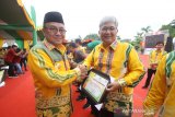 Bupati Kabupaten Tabalong Anang Syakhfiani (kiri) memberikan penghargaan kepada Perum LKBN Antara Biro Kalsel yang diterima oleh Kepala Perum LKBN Antara Biro Kalsel Nurul Aulia Badar (kanan) saat Puncak Hari Jadi Ke-54 Kabupaten Tabalong di halaman Pendopo Bersinar, Kabupaten Tabalong, Kalimantan Selatan, Senin (9/12/2019). Perum LKBN Antara Biro Kalsel terima penghargaan dari Pemerintah Kabupaten Tabalong atas kerja bersama mewujudkan interaksi positif antara pers, pemerintah dan masyarakat .Foto Antaranews Kalsel/Bayu Pratama S.