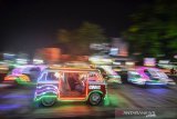 Wisatawan mengayuh becak cinta atau becak hias di kawasan Alun-alun Ciamis, Jawa Barat, Minggu (8/12/2019). Becak cinta tersebut merupakan kendaraan yang dijalankan dengan cara dikayuh yang dihiasi lampu led warna-warni beragam karakter yang disediakan untuk wisatawan malam dengan jasa sewa Rp25 ribu per satu kali putaran di kawasan alun-alun dengan omset yang didapat mencapai Rp200 ribu hingga Rp350 ribu per malam. ANTARA JABAR/Adeng Bustomi/agr