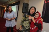 Menteri Pemberdayaan Perempuan dan Perlindungan Anak (PPPA) I Gusti Ayu Bintang Darmawati (kedua kanan) berbincang dengan salah satu pelaku usaha Usaha Kecil Menengah (UKM) Kota Surabaya saat berkunjung di Surabaya, Jawa Timur, Minggu (8/12/2019). Kunjungannya itu untuk melihat secara langsung keberhasilan program Pahlawan Ekonomi dan Pejuang Muda Pemkot Surabaya yang telah memberdayakan warganya khususnya perempuan di bidang wirausaha. Antara Jatim/Didik/ZK