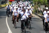 Jajaran Kepala Seksi (Kasi) dan para staf Kejari Sidoarjo gowes menaiki sepeda menuju SMPN 1 Sidoarjo untuk memberikan edukasi dalam rangka memperingati hari anti korupsi sedunia di Sidoarjo, Jawa Timur, Senin (9/12/2019). Kejaksaan Negeri Sidoarjo (Kajari) memperingati hari anti korupsi sedunia dengan melakukan gowes dan memberikan edukasi tentang bahaya tidak pidana korupsi kepada siswa. Antara Jatim/Umarul Faruq/zk