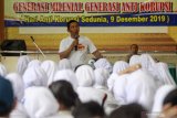 Kepala Kejaksaan Negeri Sidoarjo (Kajari) Setiawan Budi Cahyono memberikan edukasi tentang korupsi saat peringatan hari anti korupsi sedunia di  SMPN 1 Sidoarjo, Jawa Timur, Senin (9/12/2019). Kejaksaan Negeri Sidoarjo (Kajari) memperingati hari anti korupsi sedunia dengan melakukan gowes dan memberikan edukasi tentang bahaya tidak pidana korupsi kepada siswa. Antara Jatim/Umarul Faruq/zk