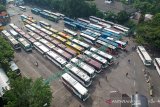 Foto udara antrian bus di Terminal Leuwipanjang, Bandung, Jawa Barat, Senin (9/12/2019). Kementerian Perhubungan bersama Pemerintah Kota Bandung akan merevitalisasi Terminal Leuwipanjang pada 2020 mendatang dengan Anggaran sebesar Rp 500 miliar guna memberikan layanan transportasi yang prima untuk warga kota Bandung serta warga yang akan datang ke Bandung. ANTARA JABAR/Raisan Al Farisi/agr