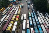 Foto udara antrian bus di Terminal Leuwipanjang, Bandung, Jawa Barat, Senin (9/12/2019). Kementerian Perhubungan bersama Pemerintah Kota Bandung akan merevitalisasi Terminal Leuwipanjang pada 2020 mendatang dengan Anggaran sebesar Rp 500 miliar guna memberikan layanan transportasi yang prima untuk warga kota Bandung serta warga yang akan datang ke Bandung. ANTARA JABAR/Raisan Al Farisi/agr