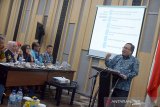 Menteri Riset dan Teknologi Bambang Brodjonegoro memberikan pemaparan saat menghadiri Sidang Paripurna Majelis Senat Akademik PTNBH di Bandung, Jawa Barat, Senin (9/12/2019). Sidang paripurna yang dihadiri oleh Majelis Senat Akademik Perguruan Tinggi Negeri Badan Hukum se-Indonesia tersebut mengusung tema 