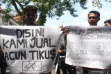 Anggota Pergerakan Mahasiswa Islam Indonesia (PMII) membawa poster saat berunjukrasa memperingati hari Anti Korupsi di depan Gedung DPRD, Malang, Jawa Timur, Senin (9/12/2019). Mereka menuntut pemerintah lebih serius dalam upaya pemberantasan korupsi. Antara Jatim/Ari Bowo Sucipto/zk.