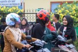 Petugas Kantor Pelayanan Pajak (KPP) Pratama Meulaboh membagikan bunga kepada pengguna jalan saat peringatan Hari Antikorupsi Sedunia (Hakordia) di Meulaboh, Aceh Barat, Aceh, Senin (9/12/2019). Aksi memperingati Hari Antikorupsi Sedunia (Hakordia) tersebut diisi dengan pembagian bunga kepada pengendara sebagai bentuk simpatik dan sosialisasi. Antara Aceh/Syifa Yulinnas)