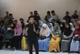 Staf Khusus Presiden Joko Widodo dari kalangan millennial Gracia Billy Mambrassar (tengah) memberikan kuliah umum kepada mahasiswa di Universitas Teuku Umar (UTU) Meulaboh, Aceh Barat, Aceh, Senin (9/12/2019). Gracia Billy Mambrassar menyampaikan materi kuliah umum dengan tema 