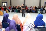 Staf Khusus Presiden Joko Widodo dari kalangan millennial Gracia Billy Mambrassar (tengah) memberikan kuliah umum kepada mahasiswa di Universitas Teuku Umar (UTU) Meulaboh, Aceh Barat, Aceh, Senin (9/12/2019). Gracia Billy Mambrassar menyampaikan materi kuliah umum dengan tema 