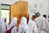 Sejumlah siswa mengamati monumen peristiwa tragedi Rawagede di kawasan Monumen Rawagede, Desa Balongsari, Karawang, Jawa Barat, Senin (9/11/2019). Kawasan Monumen tersebut menjadi salah satu destinasi wisata sejarah untuk mengenang peristiwa tragedi Rawagede. ANTARA JABAR/Muhamad Ibnu Chazar/agr