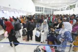 Sejumlah calon penumpang melakukan boarding pass di terminal baru Bandara Syamsudin Noor di Banjarbaru, Kalimantan Selatan, Selasa (10/12/2019). PT. Angkasa Pura I (Persero) resmi mengoperasikan terminal baru Bandara Syamsudin Noor tepat pukul 05.00 WITA pada Selasa (10/12/2019). Foto Antaranews Kalsel/Bayu Pratama S.