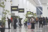 Sejumlah penumpang berada di ruang tunggu di terminal baru Bandara Syamsudin Noor di Banjarbaru, Kalimantan Selatan, Selasa (10/12/2019). PT. Angkasa Pura I (Persero) resmi mengoperasikan terminal baru Bandara Syamsudin Noor tepat pukul 05.00 WITA pada Selasa (10/12/2019). Foto Antaranews Kalsel/Bayu Pratama S.