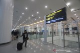 Sejumlah penumpang berada di ruang tunggu di terminal baru Bandara Syamsudin Noor di Banjarbaru, Kalimantan Selatan, Selasa (10/12/2019). PT. Angkasa Pura I (Persero) resmi mengoperasikan terminal baru Bandara Syamsudin Noor tepat pukul 05.00 WITA pada Selasa (10/12/2019). Foto Antaranews Kalsel/Bayu Pratama S.