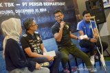 Direktur Unit Syariah PermataBank Herwin Bustaman (kedua kiri) bersama Direktur Persib Bandung Bermartabat Teddy Tjahyono (kedua kanan) dan Kiper Tim Persib Bandung Deden Natsier (kanan) memberikan pemaparan saat peluncuran kartu debit edisi Persib terbaru di Bandung, Jawa Barat, Selasa (10/12/2019). Peluncuran kartu debit edisi Persib terbaru tersebut dilakukan dalam rangka kerjasama antara Bank Permata Syariah dengan Persib Bandung menarik bobotoh agar dapat lebih memahami literasi dan inklusi keuangan melalui produk perbankan. ANTARA JABAR/Raisan Al Farisi/agr