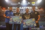 Direktur Unit Syariah PermataBank Herwin Bustaman (kedua kiri) bersama Direktur Persib Bandung Bermartabat Teddy Tjahyono (kanan), Manajer Tim Persib Bandung Umuh Muchtar (kedua kanan) dan Kiper Tim Persib Bandung Deden Natsier (kanan) menunjukan kartu debit edisi Persib terbaru saat peluncurannya di Bandung, Jawa Barat, Selasa (10/12/2019). Peluncuran kartu debit edisi Persib terbaru tersebut dilakukan dalam rangka kerjasama antara Bank Permata Syariah dengan Persib Bandung menarik bobotoh agar dapat lebih memahami literasi dan inklusi keuangan melalui produk perbankan. ANTARA JABAR/Raisan Al Farisi/agr