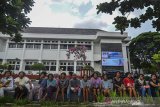 Sejumlah pasien penderita gangguan jiwa dari Yayasan rehabilitasi Mentari Hati menghadiri acara rangkaian peringatan Hari Disabilitas Internasional (HDI) dan Hari Kesetiakawananan Sosial Nasional (HKSN) di Lapangan Upacara Kantor Balekota Tasikmalaya, Jawa Barat, Selasa (10/12/2019). Berdasarkan hasil Riset Kesehatan Dasar (Riskesdas) dari Pusat Perhimpunan Dokter Spesialis Kedokteran Jiwa Indonesia (PDSKJI)Â Jumlah penderita gangguan mental di Indonesia meningkat dengan jumlah mencapai 9,8 persen dari total penduduk Indonesia. ANTARA JABAR/Adeng Bustomi/agr