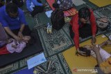 Pasien penderita (syndrome) atau disabilitas menjalani pengobatan Fisioterapi pada acara hari Disabilitas Internasional (HDI) dan Hari Kesetiakawanan Sosial Nasional (HKSN) di Aula Balekota Tasikmalaya, Jawa Barat, Selasa (10/12/2019). Pengobatan fisioterapi secara gratis yang diikuti ratusan penyandang disabiltas bertujuan untuk memanjakan kaum difabel serta mengajarkan kepada pendamping cara memijat serta merawatnya. ANTARA JABAR/Adeng Bustomi/agr