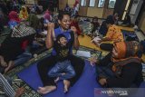 Pasien penderita (syndrome) atau disabilitas menjalani pengobatan Fisioterapi pada acara hari Disabilitas Internasional (HDI) dan Hari Kesetiakawanan Sosial Nasional (HKSN) di Aula Balekota Tasikmalaya, Jawa Barat, Selasa (10/12/2019). Pengobatan fisioterapi secara gratis yang diikuti ratusan penyandang disabiltas bertujuan untuk memanjakan kaum difabel serta mengajarkan kepada pendamping cara memijat serta merawatnya. ANTARA JABAR/Adeng Bustomi/agr