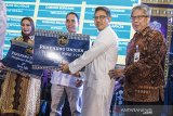 Direktur Utama Bank BJB Yuddy Renaldi (kanan) bersama Deputi Direktur Executive Analyst Economic and Financial Advisory Division Bank Indonesia Jawa Barat Gentur Wibisono (kedua kanan) memberikan hadiah secara simbolis kepada perwakilan nasabah seusai pemilihan pemenang Program Bank BJB Perjalanan Religi di Bandung, Jawa Barat, Selasa (10/12/2019). Bank BJB memberangkatkan sebanyak 140 pemenang program Perjalanan Religi BJB kepada debitur pemeluk berbagai agama dalam rangka meningkatkan customer loyalty dan sebagai bentuk apresiasi kepada para debitur Kredit Retail dan Konsumer, khususnya debitur BJB Kredit Guna Bhakti (KGB) serta BJB Kredit Pra Purna Bhakti (KPPB). ANTARA JABAR/M Agung Rajasa/agr