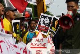 Sejumlah mahasiswa berunjuk rasa di depan Gedung Negara Grahadi, Surabaya, JawaTimur, Selasa (10/12/2019). Pada hari Hak Asasi Manusia (HAM) Sedunia, sejumlah mahasiswa dari BEM Nusantara menyerukan sejumlah aspirasi dengan berorasi, pembentangan poster dan shalat ghaib. Antara Jatim/Didik/ZK