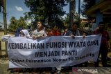 Sejumlah siswa disabilitas Wyata Guna melakukan aksi damai di Jalan Pajajaran, Bandung, Jawa Barat, Rabu (11/12/2019). Aksi tersebut merupakan lanjutan dari penolakan alih fungsi Wyata Guna serta meminta pemerintah untuk mencabut Permensos  nomor 18 Tahun 2018 yang dinilai dapat menghilangkan dan mengurangi kewajiban negara untuk mengayomi penyandang disabilitas. ANTARA JABAR/Raisan Al Farisi/agr