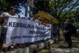 Sejumlah siswa disabilitas Wyata Guna melakukan aksi damai di Jalan Pajajaran, Bandung, Jawa Barat, Rabu (11/12/2019). Aksi tersebut merupakan lanjutan dari penolakan alih fungsi Wyata Guna serta meminta pemerintah untuk mencabut Permensos  nomor 18 Tahun 2018 yang dinilai dapat menghilangkan dan mengurangi kewajiban negara untuk mengayomi penyandang disabilitas. ANTARA JABAR/Raisan Al Farisi/agr