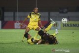 Pesepak bola Barito Putera Samsul Arif Munip (kiri) terjatuh saat berduel dengan pesepak bola PSM Makassar Beny Wahyudi (kanan) dalam pertandingan lanjutan Liga 1 2019 di Stadion Demang Lehman Martapura, Kalimantan Selatan, Rabu (11/12/2019). Barito Putera menang atas PSM Makassar dengan skor 3-2. Foto Antaranews Kalsel/Bayu Pratama S.