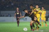 Pesepak bola Barito Putera Yakob Sayuri (kanan) berduel dengan pesepak bola PSM Makassar Rasyid Assahid Bakri (kiri) dalam pertandingan lanjutan Liga 1 2019 di Stadion Demang Lehman Martapura, Kalimantan Selatan, Rabu (11/12/2019). Barito Putera menang atas PSM Makassar dengan skor 3-2. Foto Antaranews Kalsel/Bayu Pratama S.