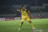 Pesepak bola Barito Putera Samsul Arif Munip meluapkan ekspresinya usai mencetak gol ke gawang PSM Makassar dalam pertandingan lanjutan Liga 1 2019 di Stadion Demang Lehman Martapura, Kalimantan Selatan, Rabu (11/12/2019). Barito Putera menang atas PSM Makassar dengan skor 3-2. Foto Antaranews Kalsel/Bayu Pratama S.