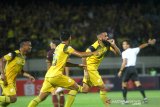 Pesepak bola Barito Putera Fransisco Wagsley Rodrigues De Sousa Filho bersama rekan timnya melakukan selebrasi usai mencetak gol ke gawang PSM Makassar dalam pertandingan lanjutan Liga 1 2019 di Stadion Demang Lehman Martapura, Kalimantan Selatan, Rabu (11/12/2019). Barito Putera menang atas PSM Makassar dengan skor 3-2. Foto Antaranews Kalsel/Bayu Pratama S.