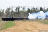 Sejumlah kendaraan tempur dan prajurit Korps Marinir TNI AL melakukan simulasi pertempuran (Gun Drill) saat kunjungan Panglima TNI Marsekal TNI Hadi Tjahjanto di Bhumi Marinir Karangpilang, Surabaya. Selasa (10/12/2019). Kunjungan Panglima TNI tersebut bertujuan melihat secara langsung aktifitas pembinaan dan latihan serta kesiapsiagaan prajurit Korps Marinir TNI AL dari semua kecabangan. Antara Jatim/Serka Mar Kuwadi/zk.