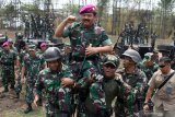 Panglima TNI Marsekal TNI Hadi Tjahjanto diangkat prajurit Korps Marinir TNI AL saat melakukan kunjungan di Bhumi Marinir Karangpilang, Surabaya. Selasa (10/12/2019). Kunjungan Panglima TNI tersebut bertujuan melihat secara langsung aktifitas pembinaan dan latihan serta kesiapsiagaan prajurit Korps Marinir TNI AL dari semua kecabangan. Antara Jatim/Serka Mar Kuwadi/zk.