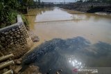 Kondisi limbah industri yang mencemari Sungai Citarum di Dayeuhkolot, Kabupaten Bandung, Jawa Barat, Rabu (11/12/2019). Walaupun telah diterbitkannya perpres Nomor 15 Tahun 2018 tentang Percepatan Pengendalian Pencemaran dan Kerusakan Daerah Aliran Sungai Citarum, sejumlah pabrik masih membuang limbahnya secara langsung ke aliran Sungai Citarum. ANTARA JABAR/Raisan Al Farisi/agr