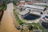 Foto udara kondisi limbah industri yang mencemari Sungai Citarum di Dayeuhkolot, Kabupaten Bandung, Jawa Barat, Rabu (11/12/2019). Walaupun telah diterbitkannya perpres Nomor 15 Tahun 2018 tentang Percepatan Pengendalian Pencemaran dan Kerusakan Daerah Aliran Sungai Citarum, sejumlah pabrik masih membuang limbahnya secara langsung ke aliran Sungai Citarum. ANTARA JABAR/Raisan Al Farisi/agr