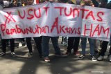 Mahasiswa yang tergabung dalam Aliansi Badan Eksekutif Mahasiswa (BEM) membawa spanduk saat berunjukrasa memperingati Hari HAM Internasional di depan Gedung DPRD, Malang, Jawa Timur, Selasa (10/12/2019). Mereka menuntut pemerintah serius dalam melindungi Hak Asasi Manusia (HAM) serta penuntasan terhadap kasus pelanggaran HAM yang  terjadi. Antara Jatim/Ari Bowo Sucipto/zk.