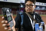 Supervisor lapangan PT Liga Indonesia Baru, Sahrur Ramdhoni menggunakan alat ukur kecerahan lampu di stadion Brawijaya Kota Kediri, Jawa Timur, Senin (9/12/2019). PT Liga Indonesia Baru melakukan verifikasi kelayakan stadion di seluruh stadion kandang klub sepak bola yang akan berlaga pada Liga 1 musim kompetisi 2020 mendatang. Antara Jatim/Prasetia Fauzani/zk.