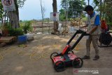 Tim teknik geofisika Universitas Pertamina melakukan survei detail menggunakan alat georadar di situs petirtaan Sumberbeji, Kecamatan Ngoro, Kabupaten Jombang, Jawa Timur, Selasa (10/12/2019). Penelitian yang dilakukan tim teknik geofisika dari ITS dan Universitas Pertamina itu untuk membantu BPCB Jatim mengungkap struktur bangunan purbakala di situs petirtaan Sumberbeji yang masih terpendam menggunakan alat georadar, geomagnet dan geolistrik. Antara Jatim/Syaiful Arif/zk.