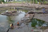 Tim teknik geofisika dari ITS dan Universitas Pertamina meneliti struktur bangunan situs petirtaan Sumberbeji, Kecamatan Ngoro, Kabupaten Jombang, Jawa Timur, Selasa (10/12/2019). Penelitian tersebut untuk membantu BPCB Jatim mengungkap struktur bangunan purbakala di situs petirtaan Sumberbeji yang masih terpendam menggunakan alat georadar, geomagnet dan geolistrik. Antara Jatim/Syaiful Arif/zk.