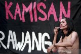 Seorang aktivis Hak Asasi Manusia (HAM) melakukan aksi teatrikal sat mengikuti aksi Kamisan di Karawang, Jawa Barat, Kamis (12/11/2019). Dalam aksi ke-135 itu mereka menuntut pemerintah untuk segera menuntaskan kasus-kasus pelanggaran HAM dalam sektor pendidikan, kesehatan, eksploitasi Alam, pelecehan dan kekerasan seksual serat kebutuhan hidup layak buruh. ANTARA JABAR/M Ibnu Chazar/agr