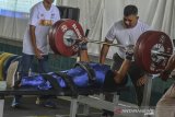 Atlet angkat berat penyandang disabilitas melakukan angkatan dari kelas tunadaksa dalam kejuaraan Peparkot Disabilitas di Gedung GGM,Kota Tasikmalaya, Jawa Barat, Kamis (12/12/2019). Kejuaraan angkat berat panyandang Disabilitas dalam rangka rangkaian Hari Disabilitas Internasional (HDI) dengan tujuan untuk mecari bibit atlet disabilitas serta mengurangi stigma negatif terhadap kaum difabel. ANTARA JABAR/Adeng Bustomi/agr