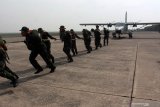 Prajurit TNI AL berlomba menarik pesawat Nomad dalam Latihan Pembinaan Satuan (Binsat) jajaran Puspenerbal di Apron Hanggar Puspenerbal Juanda, Sidoarjo, Jawa Timur, Kamis (12/12/2019). Latihan pembinaan Satuan yang diikuti seluruh Jajaran Puspenerbal TNI AL tersebut dalam rangka bulan Trisila yang bertujuan untuk membangun kebersamaan dan kekompakan serta meningkatkan kemampuan dan disiplin kerja sama antar anggota. Antara Jatim/Umarul Faruq/zk