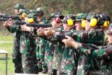 Komandan Pusat Penerbangan TNI AL Laksamana Pertama TNI Edwin (keempat kiri) menembak menggunakan pistol bersama sejumlah prajurit TNI AL dalam Latihan Pembinaan Satuan (Binsat) jajaran Puspenerbal di lapangan tembak Puspenerbal Juanda, Sidoarjo, Jawa Timur, Kamis (12/12/2019). Latihan pembinaan Satuan yang diikuti seluruh Jajaran Puspenerbal TNI AL tersebut dalam rangka bulan Trisila yang bertujuan untuk membangun kebersamaan dan kekompakan serta meningkatkan kemampuan dan disiplin kerja sama antar anggota. Antara Jatim/Umarul Faruq/zk