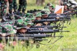 Prajurit TNI AL berlomba menembak menggunakan laras panjang dalam Latihan Pembinaan Satuan (Binsat) jajaran Puspenerbal di lapangan tembak Puspenerbal Juanda, Sidoarjo, Jawa Timur, Kamis (12/12/2019). Latihan pembinaan Satuan yang diikuti seluruh Jajaran Puspenerbal TNI AL tersebut dalam rangka bulan Trisila yang bertujuan untuk membangun kebersamaan dan kekompakan serta meningkatkan kemampuan dan disiplin kerja sama antar anggota. Antara Jatim/Umarul Faruq/zk