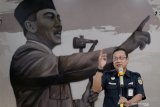 Dirut PT KAI (Persero) Edi Sukmoro memberikan keterangan pers saat peresmian ruang sejarah serta pengecekan kondisi ruang keberangkatan dalam rangka kesiapan Angkutan Natal/Tahun Baru (Nataru) 2019/2020 di Stasiun Blitar, Jawa Timur, Rabu (11/12/2019). Memasuki masa angkutan Nataru 2019/2020 yang ditetapkan mulai 19 Desember 2019 hingga 5 Januari 2020, PT KAI (Persero) mempersiapkan sebanyak 374 Kereta Api (KA) Reguler dan 30 KA Nataru dengan total 404 Perjalanan KA guna mengantisipasi perkiraan kenaikan volume penumpang sebesar 5,9 juta orang atau naik 4% dibanding tahun 2018 yaitu sebanyak 5,6 juta penumpang. Antara Jatim/Irfan Anshori/zk.