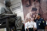 Dirut PT KAI (Persero) Edi Sukmoro (kanan) memberikan penghormatan di depan patung Presiden Ir Soekarno saat peresmian ruang sejarah serta pengecekan kondisi ruang keberangkatan dalam rangka kesiapan Angkutan Natal/Tahun Baru (Nataru) 2019/2020 di Stasiun Blitar, Jawa Timur, Rabu (11/12/2019). Memasuki masa angkutan Nataru 2019/2020 yang ditetapkan mulai 19 Desember 2019 hingga 5 Januari 2020, PT KAI (Persero) mempersiapkan sebanyak 374 Kereta Api (KA) Reguler dan 30 KA Nataru dengan total 404 Perjalanan KA guna mengantisipasi perkiraan kenaikan volume penumpang sebesar 5,9 juta orang atau naik 4% dibanding tahun 2018 yaitu sebanyak 5,6 juta penumpang. Antara Jatim/Irfan Anshori/zk.